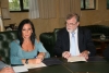 Maria Dolores Jiménez y Jose Manuel Roldán durante la firma