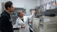 Felipa Bautista en el laboratorio junto a Rafael Carlos Estvez, coautor del trabajo