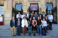 Estudiantes y autoridades académicas en la puerta del Rectorado