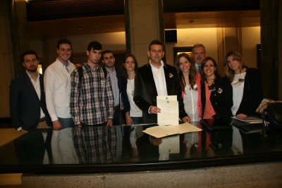 Los estudiantes y Antonio Manuel Rodrguez, en el Registro del Congreso de los Diputados