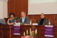 Un momento de la conferencia impartida en el Aula Magna de la Facultad de Filosofía y Letras.