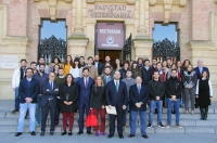 Foto de familia de autoridades, profesorado y participantes en la nueva edición del programa Explorer