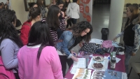 Un momento de la recogida de firmas en la Facultad de Ciencias de la Educación.