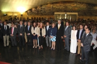 Foto de familia de autoridades asistentes a la clausura de curso de la Cátedra Intergeneracional