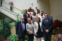 En primera fila, de izda. a dcha., José María Fernández, Aurora Rubio, Isabel Cabezas y  José Carlos Gómez Villamandos, con represetnantes del Grupo de Desarrollo Rural