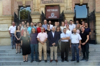 En el centro, el vicerrector Enrique Quesada con los participantes en la reunión internacional