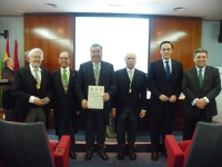 En el centro el nuevo académico, acompañado por diversas autoridades y el rector de la Universidad de Córdoba.