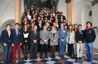 Autoridades y participantes tras el acto de presentación