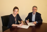 Rosario Mrida y Manuel Pineda durante la firma del convenio