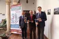 De izquierda a derecha, Alfonso Zamorano, Desiderio Vaquerizo y Eulalio Fernández, durante la inauguración de la exposición.