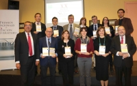 Juan Pedro Monferrer (el tercero por la izquierda de la segunda fila), en la foto de familia de la última edición de los premios nacionales de edición universitaria