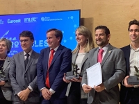 Fernando Miranda, secretario general de Agricultura y Pesca del MAPA junto a Rosa Gallardo y Adolfo Peña, directora y subdirector de Estudiantes de la ETSIAM, con el premio “Cristóbal de la Puerta” 2018.