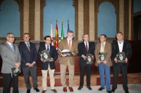 Autoridades y responsables de la edición del libro minutos antes de su presentación