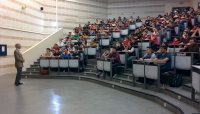 Miguel Herraiz, catedrático de Física de la Tierra, Astronomía y Astrofísica de la Universidad Complutense de Madrid, se dirige al alumnado de la Universidad de Córdoba