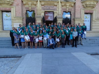 Los integrantes de la promoción a la puerta de su antigua Facultad