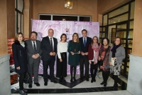 Foto de familia de autoridades asistentes a la inauguración de la exposición.