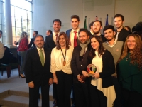 La presidenta Susana Daz con los integrantes del Aula de Debate y representantes de la UCO asistentes al acto.