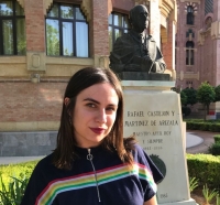 La poeta cordobesa Mara Snchez junto al busto de Rafael Castejn en el Rectorado.