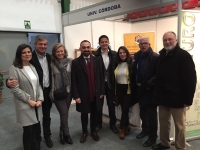 En el centro de la imagen (el cuarto por la izquierda), el vicerrector de Estudiantes Alfonso Zamorano y representantes universitarios ante el stand de la Universidad de Córdoba