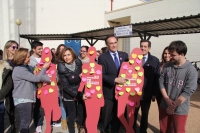 Mara Rosal, Rosario Mrida, Jos Carlos Gmez Villamandos y Manue Blzquez colocan su post-it en las siluetas instaladas en Rabanales