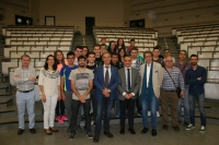 Foto de familia de las autoridades académicas y los estudiantes que han disfrutado de la jornada 