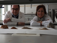 Beatriz Lozano y Luis Parras en uno de los laboratorios del Departamento de Edafologa