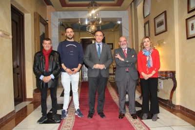 El rector en el centro, junto a la vicerrectora de Polticas Inclusivas y Vida Universitaria y representantes de la Federacin