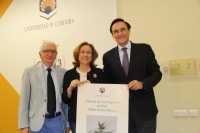De izquierda a derecha, Luis Ortiz Garca, Mara Rosal Nadales y Jos Carlos Gmez Villamandos, con el cartel del premio. 