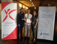 Amanda García y Javier Estévez junto al doctorando premiado Pascual Herrera (en el centro)