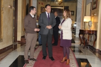 En el centro, el rector conversa con los candidatos socialistas al Senado y el Congreso, José Manuel Marmol y Mª Jesús Serrano.