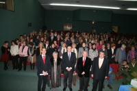 Las autoridades académicas posan junto a los alumnos homenajeados al inicio del acto