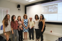 En el centro, Julieta Mérida, junto a Agustina Gómez y Julián Morales, acompañados de alumnas del Máster.