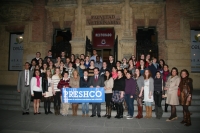 Los nuevos estudiantes, en la puerta del Rectorado