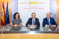 El ministro de Ciencia, Innovación y Universidades, Pedro Duque; la presidenta de Banco Santander, Ana Botín; y el presidente de Crue Universidades Españolas, Roberto Fernández.