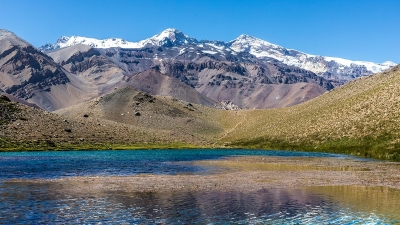 Montaña nevada. Imagen de archivo