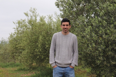 El investigador Manuel González en el olivar