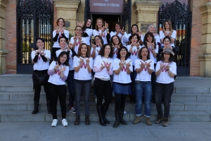 Las participantes de la Editatona junto con la coordinadora, Patricia Horrillo, y la organizadora de la Universidad de Córdoba, Isabel López 