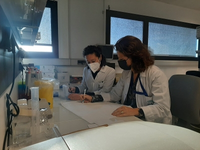 Las investigadoras María Victoria García-Ortiz y María José de la Torre Aguilar en el laboratorio.